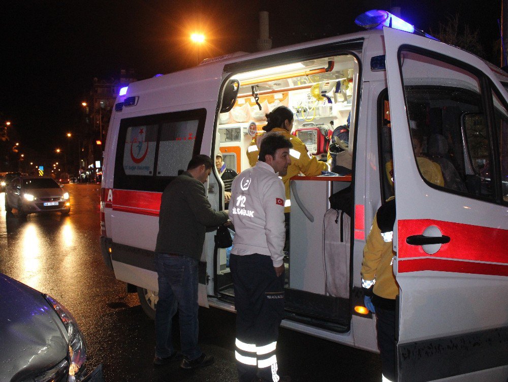 Kırmızı Işıkta Geçen Sürücü Ambulansa Çarptı: 1 Yaralı