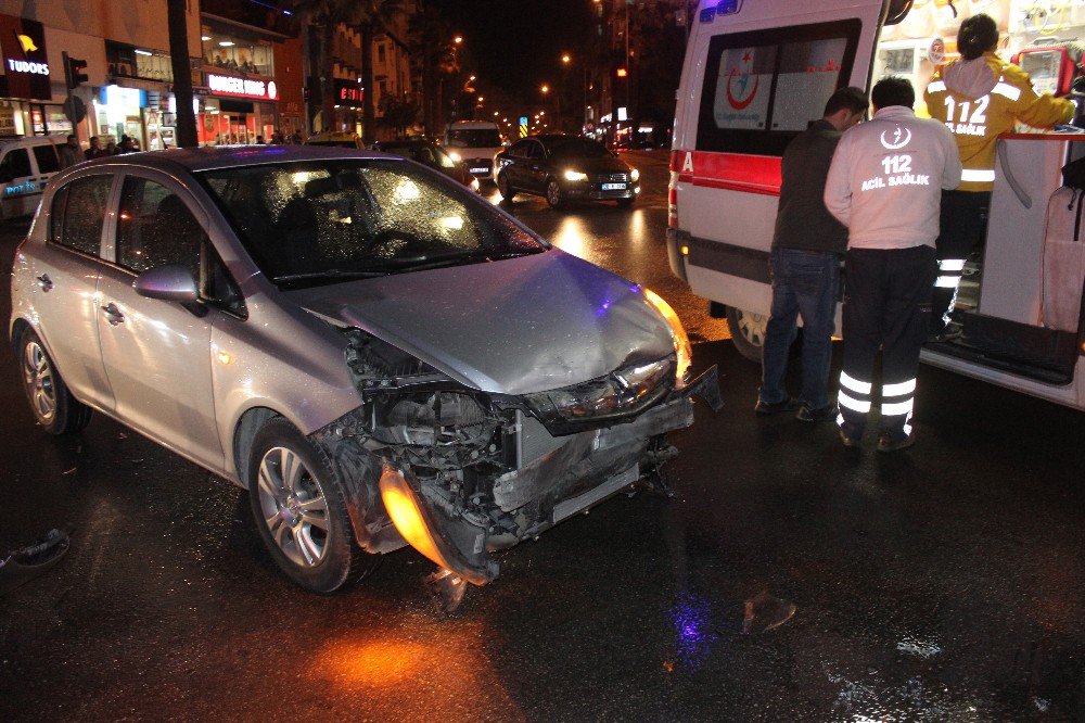 Kırmızı Işıkta Geçen Sürücü Ambulansa Çarptı: 1 Yaralı