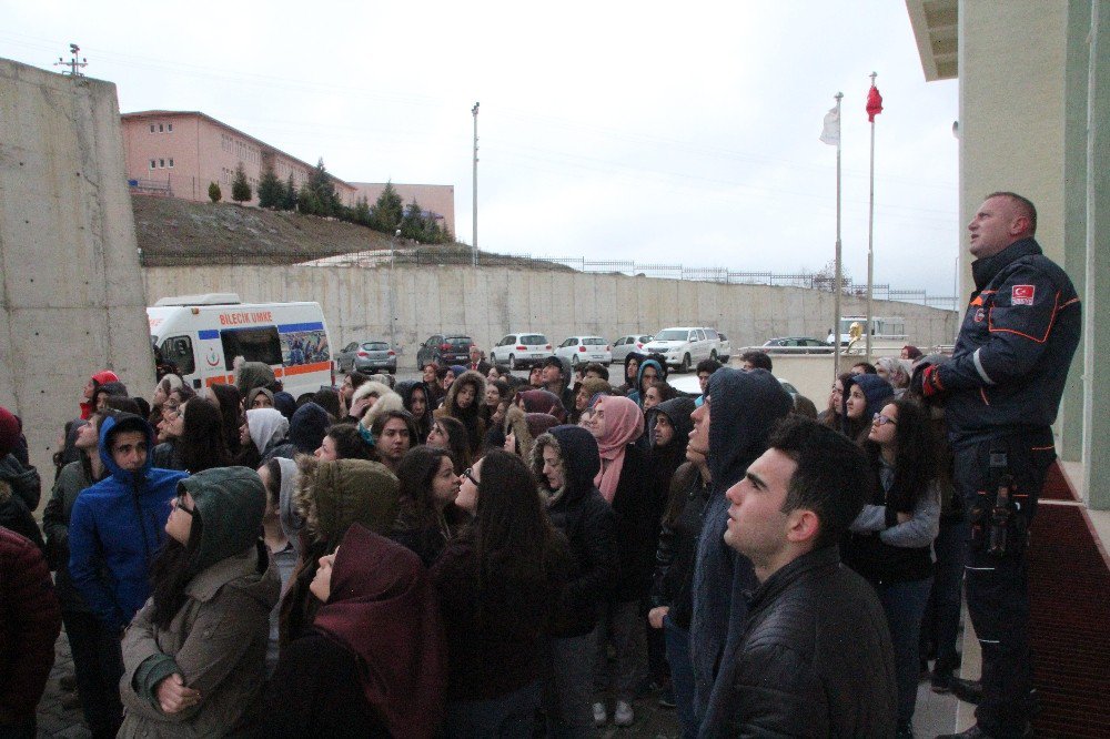 Öğrenciler, 25 Metreden Aşağı İndirilen Kadını Korku Dolu Gözlerle İzledi