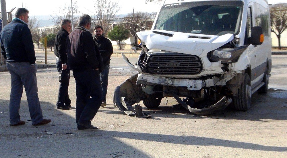 Gaziantep’te İşçi Servis Minibüsleri Çarpıştı: 1’i Ağır 20 Yaralı