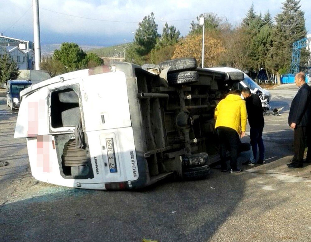 Gaziantep’te İşçi Servis Minibüsleri Çarpıştı: 1’i Ağır 20 Yaralı