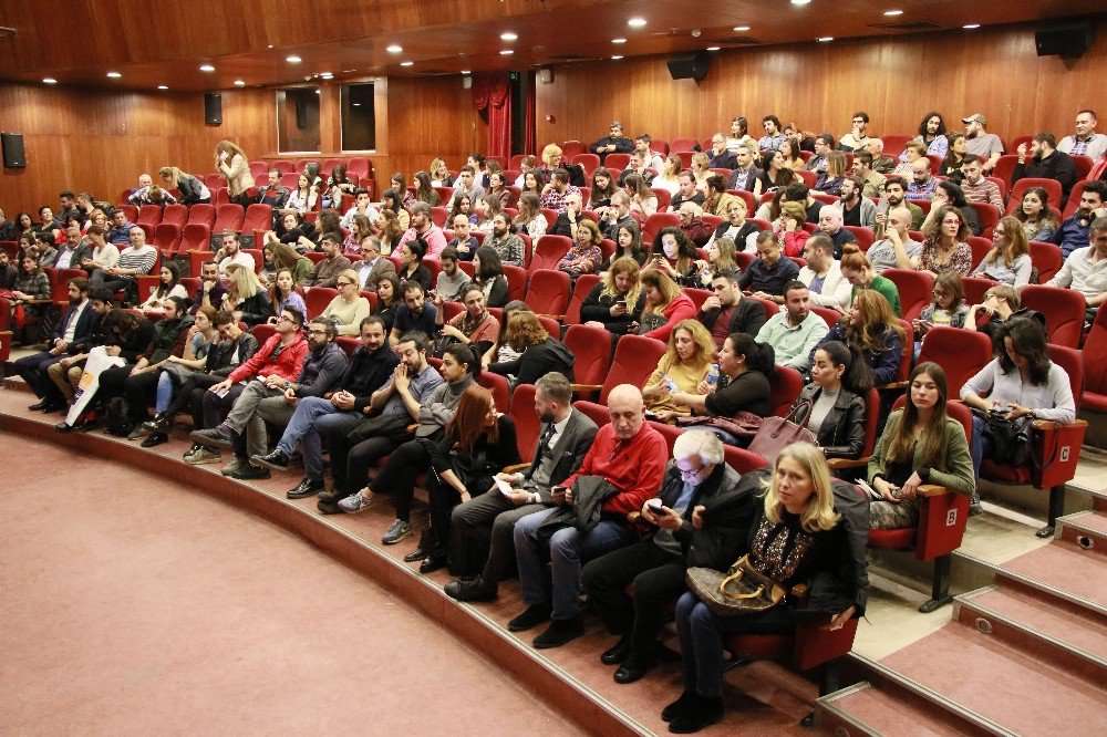 "Gülünç Karanlık" Beğeni Topladı