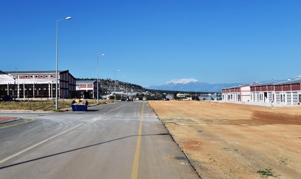 Varsak Sanayi Sitesi’nin Yolları Asfaltlanıyor