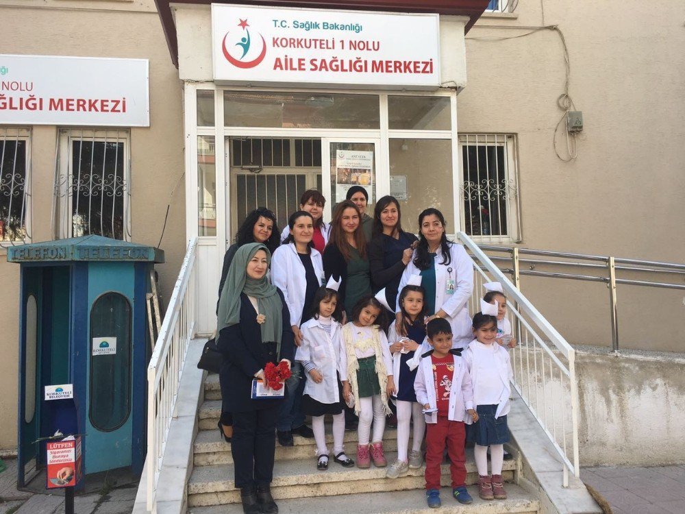 Öğrenciler, Doktorların 14 Mart Tıp Bayramını Kutladı