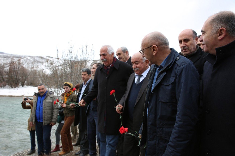 Tunceli’de Munzur’a Karanfil Bırakıldı