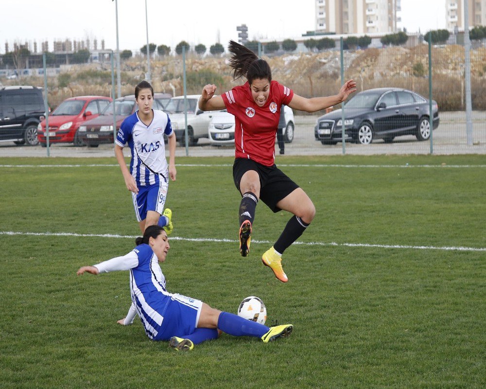 Döşemealtı Kadın Futbol Takımı, Karadeniz Ereğli’yi Ağırlıyor