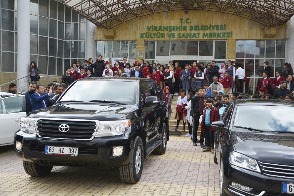 İstiklal Marşı’nı Okurken Herkesi Duygulandıran Öğrenciye Viranşehir Kaymakamından Makam Aracı Jesti