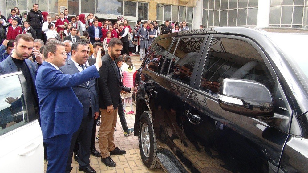 İstiklal Marşı’nı Okurken Herkesi Duygulandıran Öğrenciye Viranşehir Kaymakamından Makam Aracı Jesti