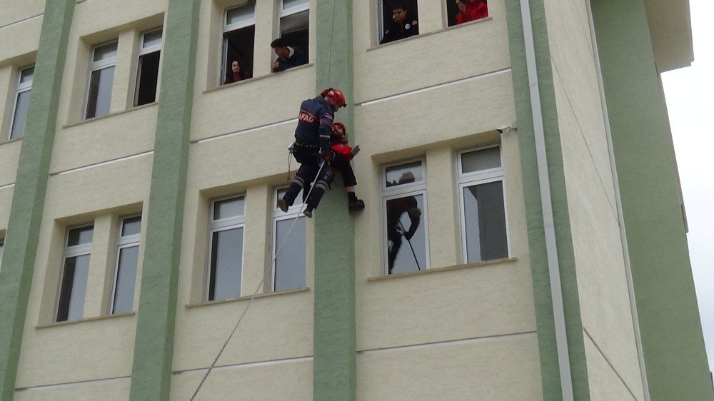 Öğrenciler, 25 Metreden Aşağı İndirilen Kadını Korku Dolu Gözlerle İzledi