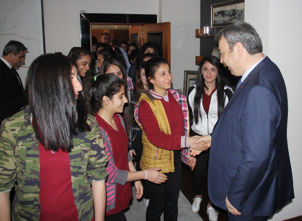 Öğrenciler ’Osman Abi’leri İle Fotoğraf Çektirmek İçin Birbiriyle Yarıştı