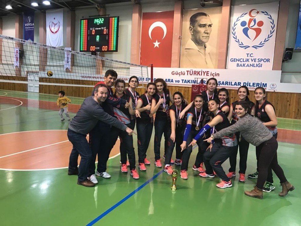 Adana Lokman Hekim Anadolu Lisesi Voleybol Kız Takımı Yarı Finaline Çıkmaya Hak Kazandı