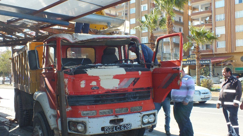 Belediye Kamyonu İşyerinin Tentesin Yıktı