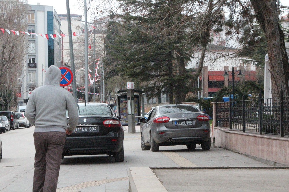 Resmi Plakalı Araçların Yasak Bölgeye Parkı İnsanları Kızdırdı