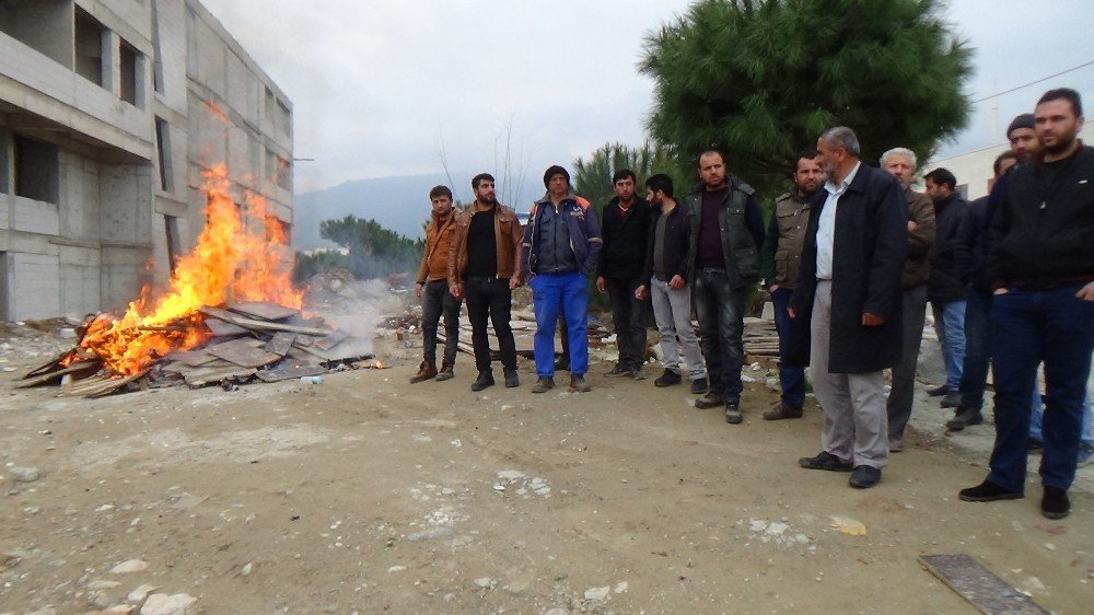 Parasını Alamadığını İddia Eden İşçiler Ateş Yakarak Eylem Yaptı