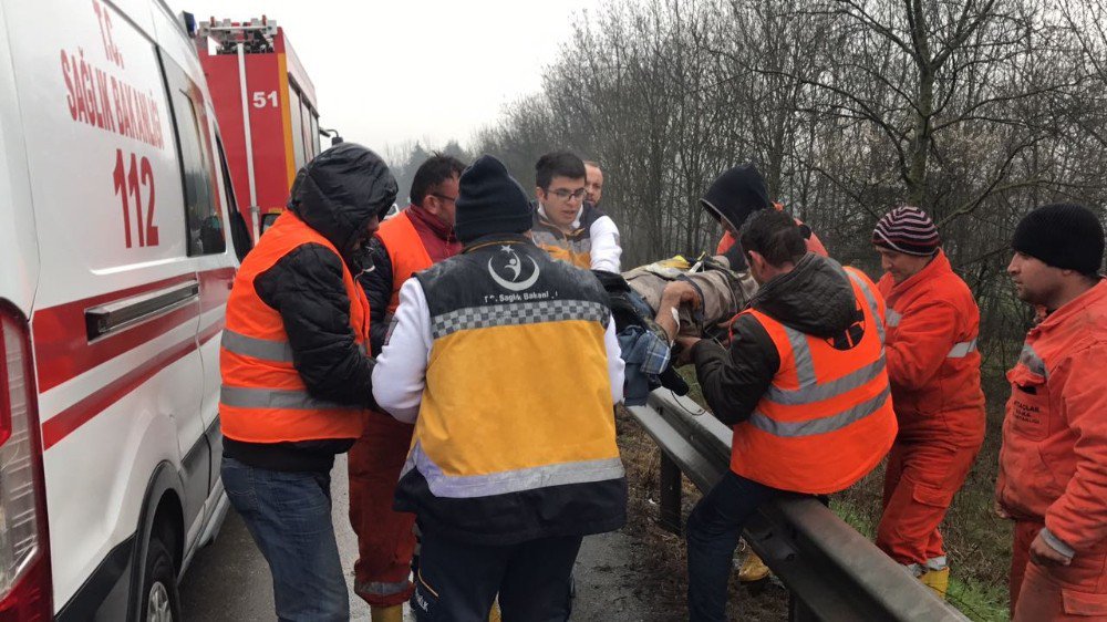 Yoldan Çıkan Kamyonet Şarampole Yuvarlandı 2 Kişi Yaralandı