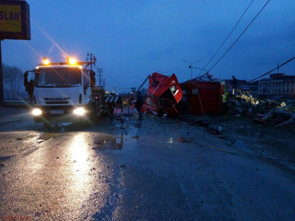 İnegöl’de Kontrolden Çıkan Tır Elektrik Direğine Çarptı. 25 Megavatlık Ana Hat Enerjisiz Kaldı