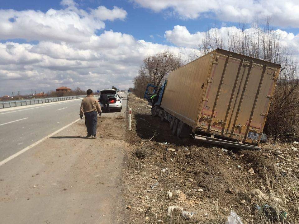 Yoldan Çıkan Çekiciyi Devrilmekten Ağaçlar Engelledi