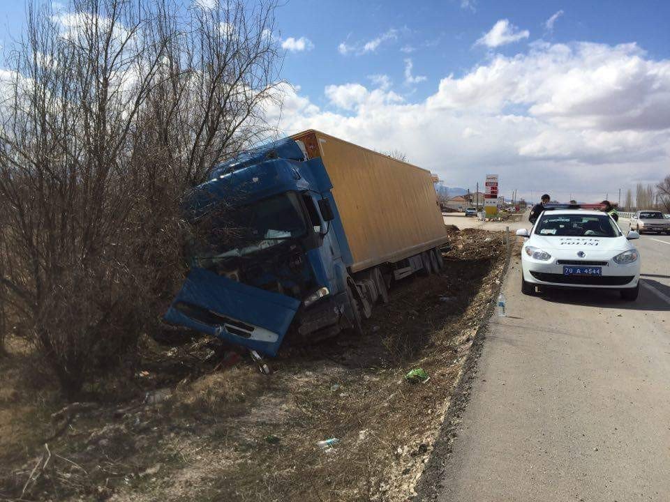 Yoldan Çıkan Çekiciyi Devrilmekten Ağaçlar Engelledi