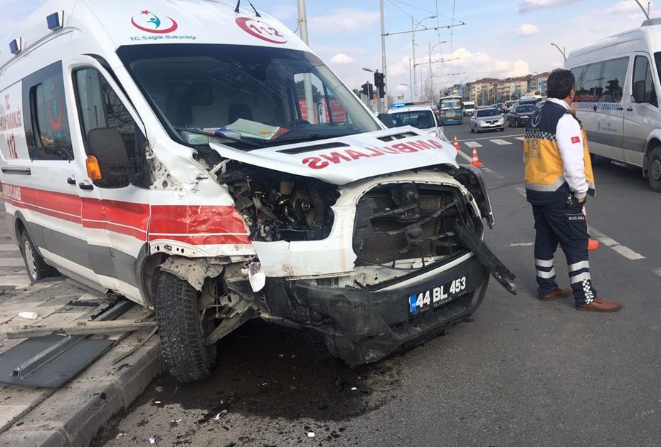 Hasta Taşıyan Ambulans Kaza Yaptı: 6 Yaralı