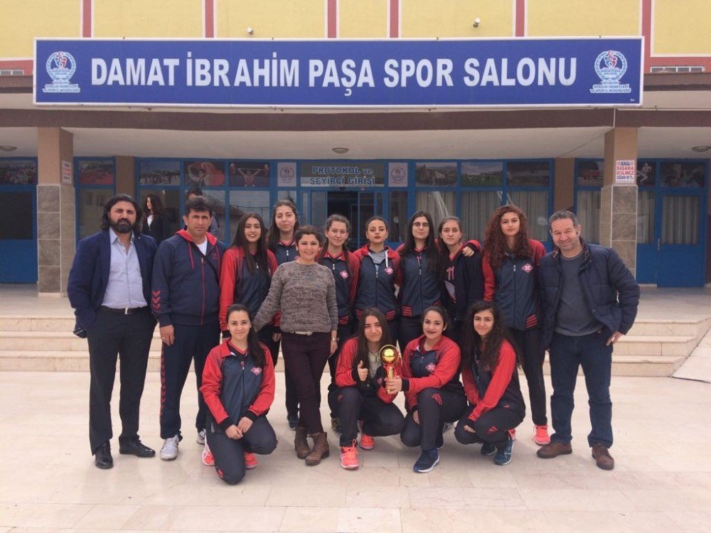 Adana Lokman Hekim Anadolu Lisesi Voleybol Kız Takımı Yarı Finaline Çıkmaya Hak Kazandı