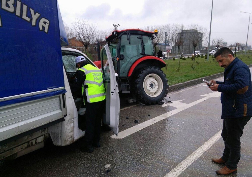 Samsun’da Kamyonet İle Traktör Çarpıştı: 2 Yaralı