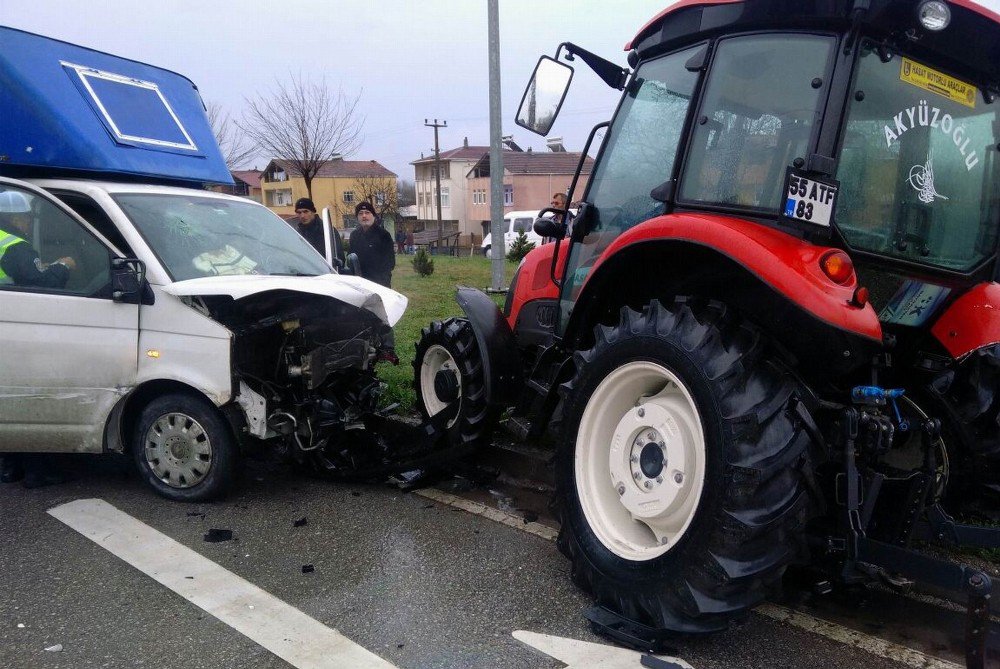 Samsun’da Kamyonet İle Traktör Çarpıştı: 2 Yaralı