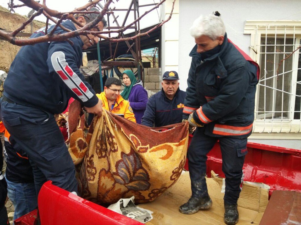 Siirt’te Mahsur Kalan Eşek Kurtarıldı