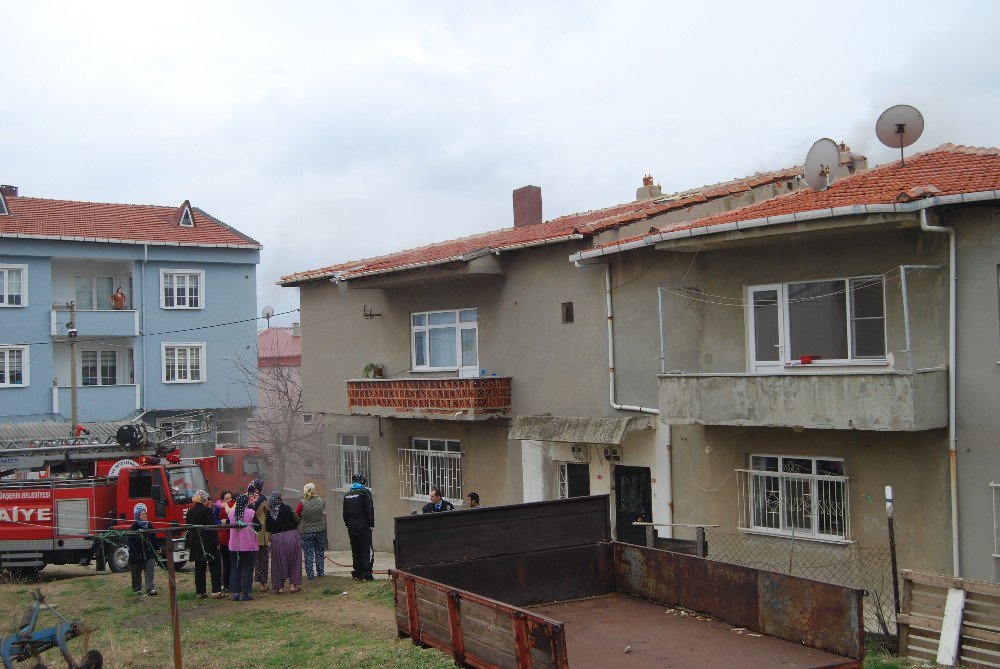 Patlayan Buzdolabı Evi Yaktı