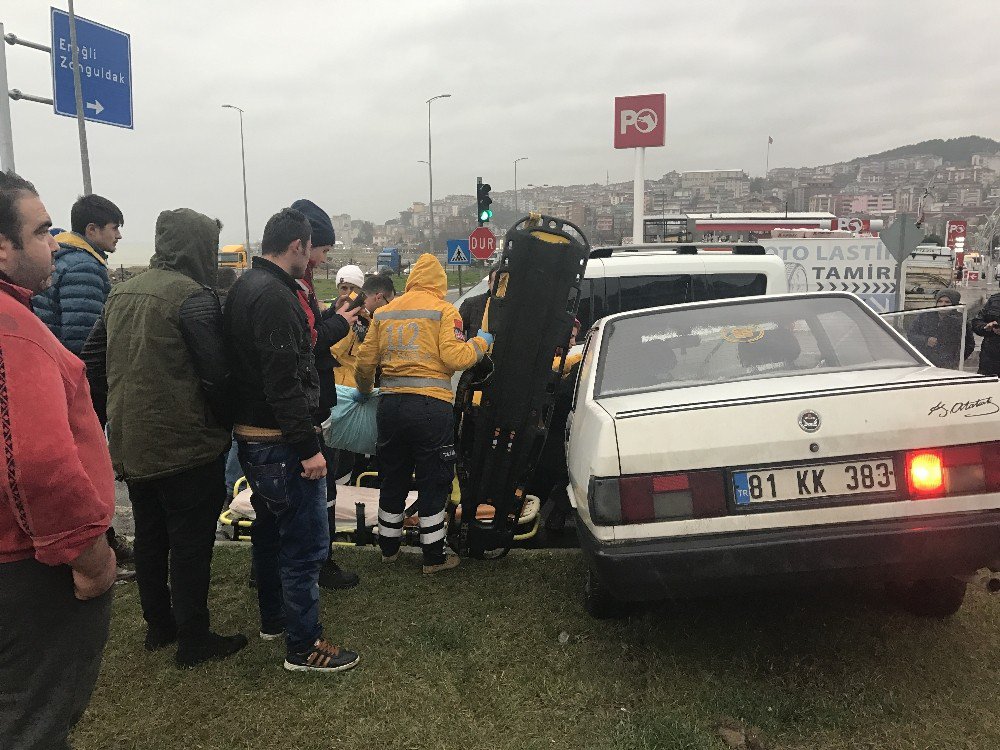 Refüjü Aşan Otomobil, Kırmızı Işıkta Bekleyen Otomobile Çarptı.