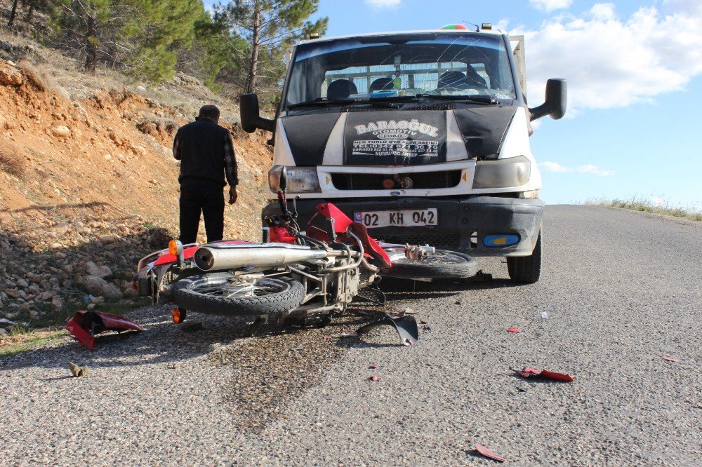 Motosikletle Kamyonet Çarpıştı: 1’i Ağır 2 Yaralı