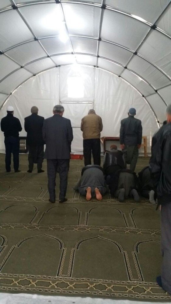 Depremin Vurduğu Samsat’ta Çadırda Namaz