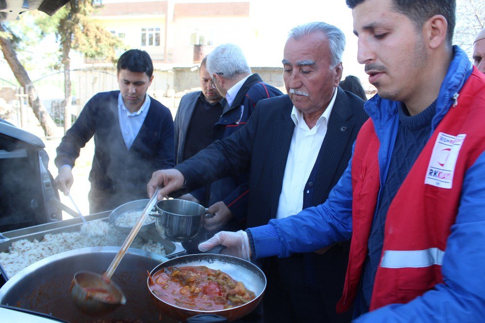 Samsat Kaymakamı Yıldırım Depremzedelere Yemek Dağıttı