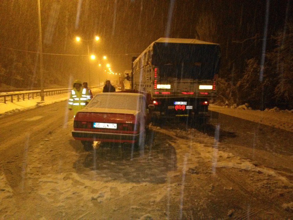 Yağışlı Hava Kazalara Yol Açtı: 3 Yaralı