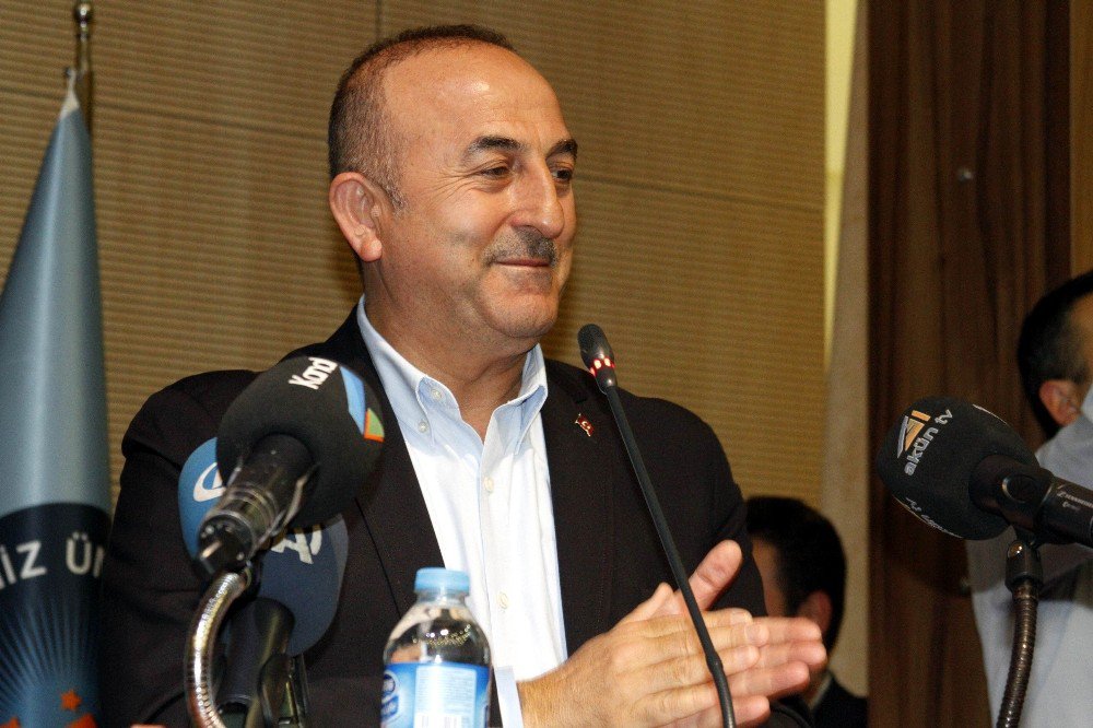 Bakan Çavuşoğlu’na Üniversite Öğrencilerinden Büyük Sürpriz