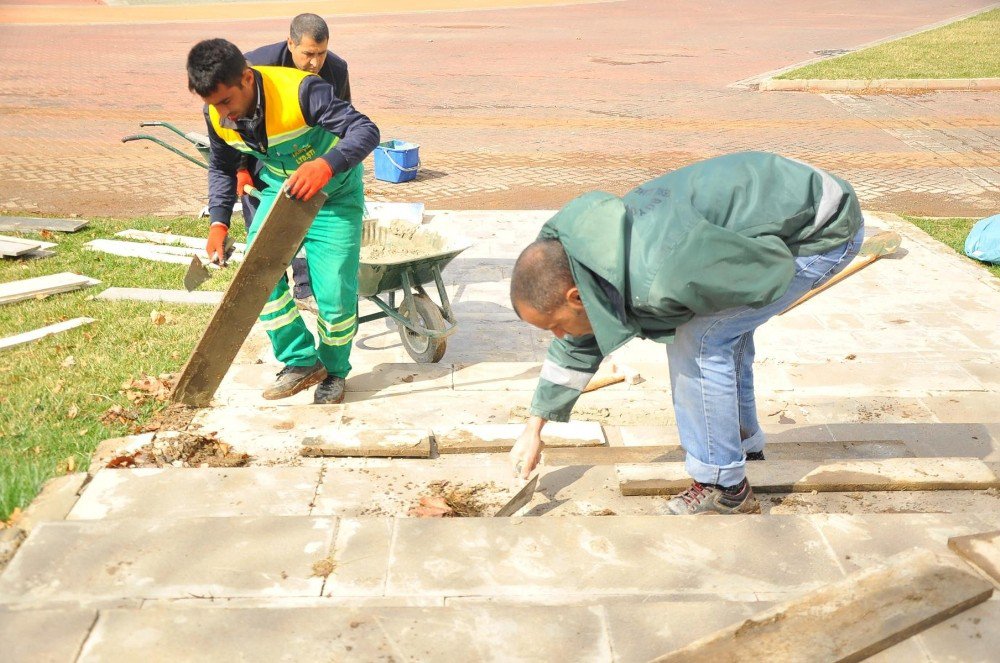 Parklarda Bahar Temizliği Devam Ediyor