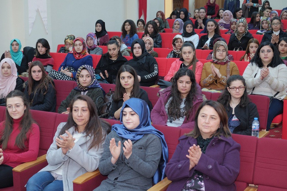 Üniversitede Çocuk Gelişimi Ve Eğitimi Konferansı