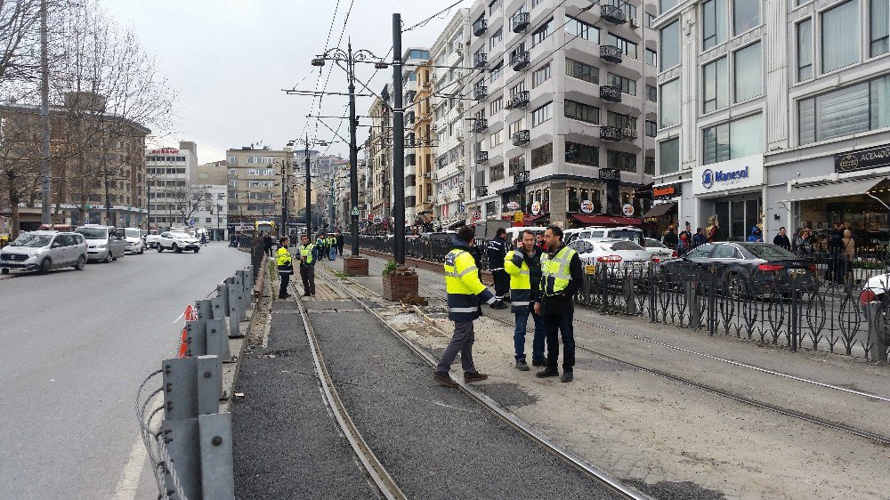 Sirkecide Tramvay İkinci Kez Raydan Çıktı