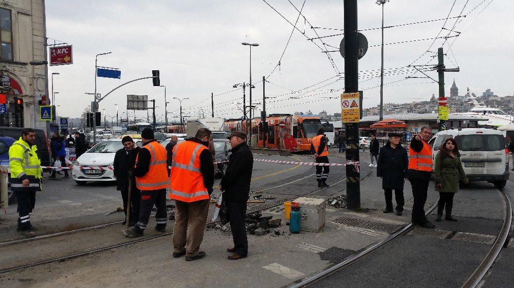 Sirkecide Tramvay İkinci Kez Raydan Çıktı