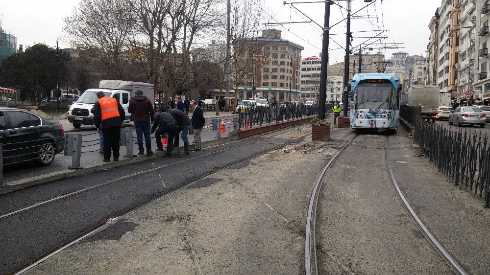 Sirkeci’de Tramvay Raydan Çıktı