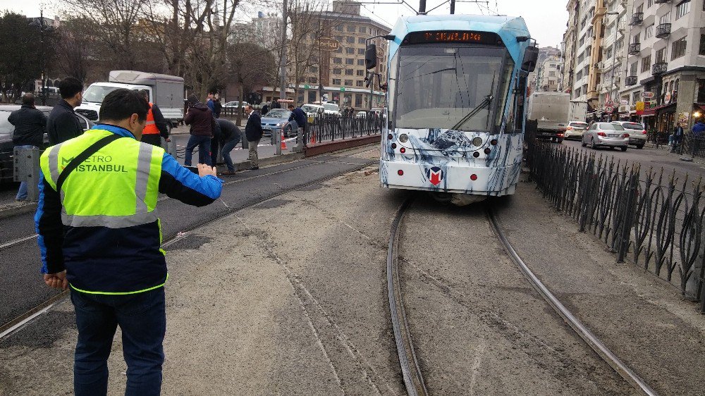 Sirkeci’de Tramvay Raydan Çıktı