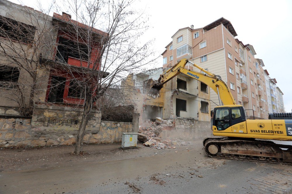 Sivas’ta Tehlike Saçan Metruk Binalar Yıkılıyor