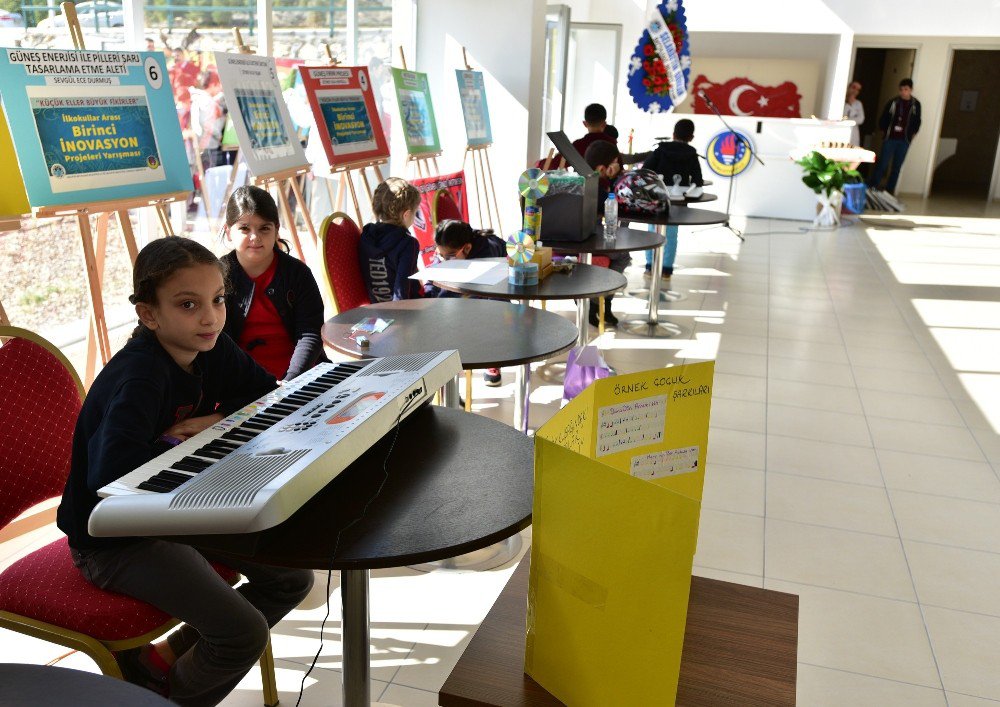 Öğrenciler Kendi Yaptıkları Projeleri Sergilediler