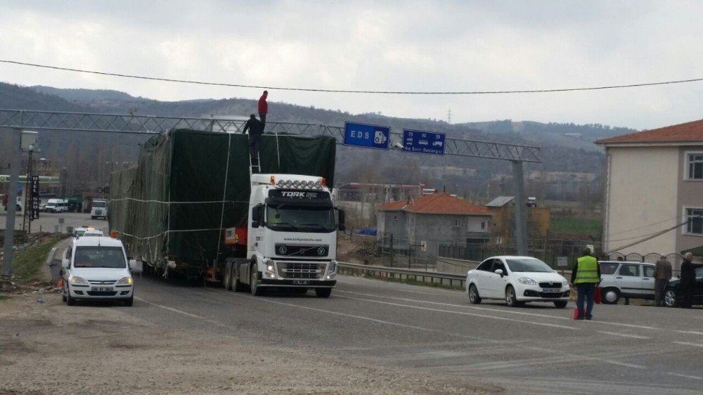 Maden Ekipmanı Yüklü Tır Tedes’e Takıldı