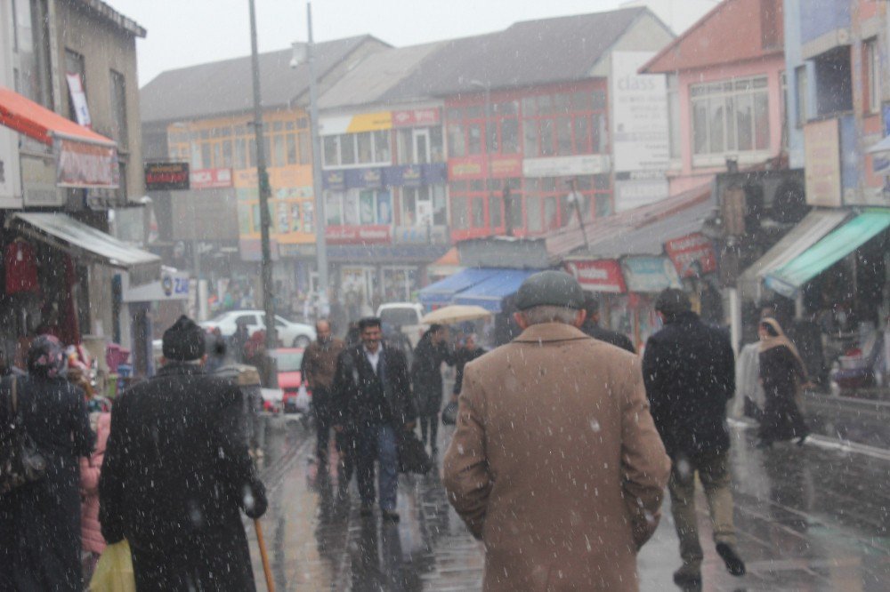 Ağrı’da Kar Yağışı Devam Ediyor