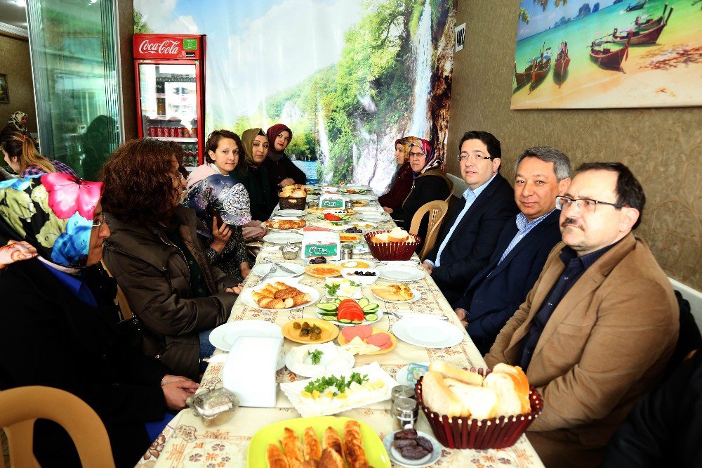 Başkan Yazgı, Kadın Esnaflarla Halkoylaması Hakkında İstişare Yaptı