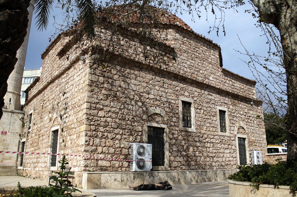 Sokakta Yaşayan Şahıs Cami Bahçesinde Öldü