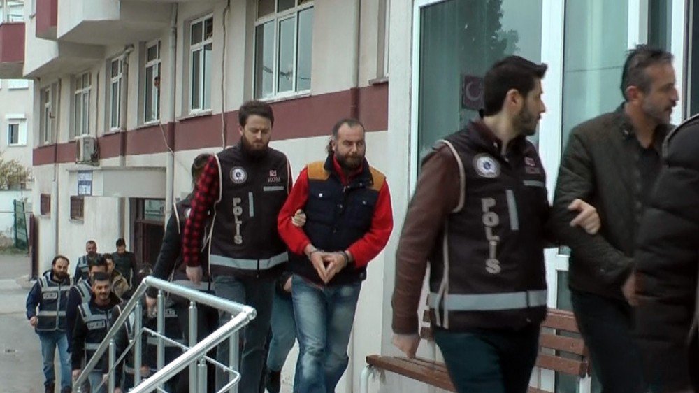 Ayvalık’ta 19 Göçmen Ve 12 Organizatör Yakalandı