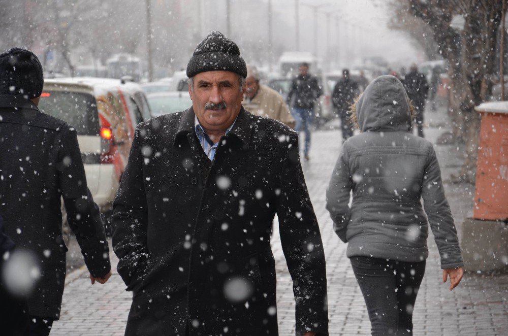 Muş’ta Lapa Lapa Kar Yağışı