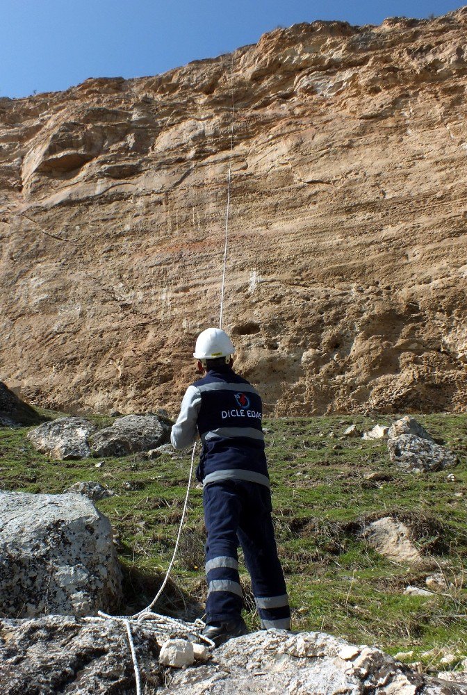 Arazi Geçit Vermeyince 600 Metrelik Hattı 7 Saatte Döşeyebildiler