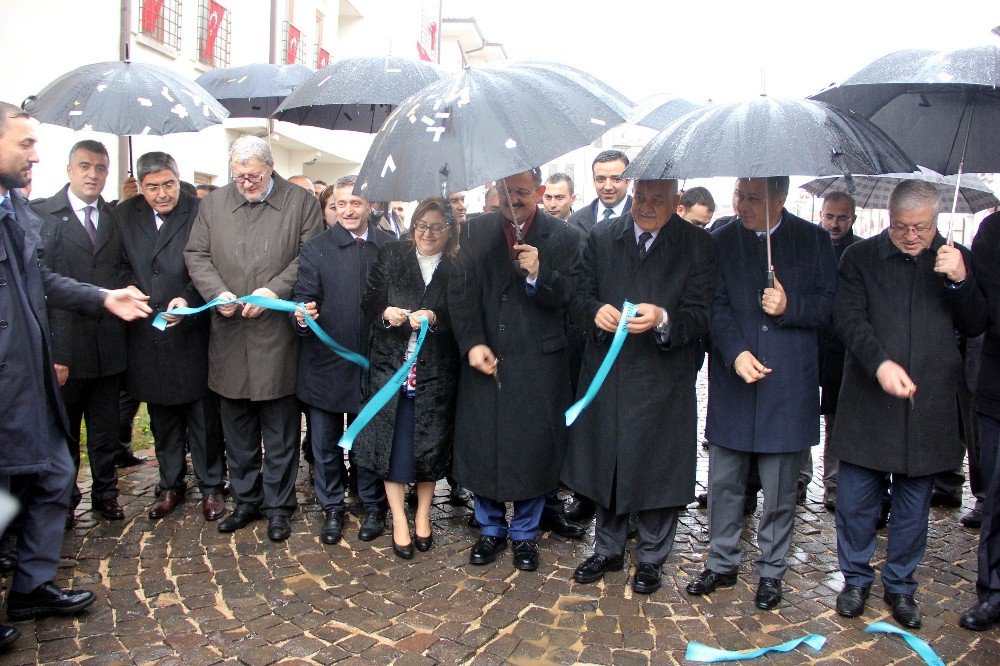 Bakan Özhaseki, Gaziantep’te Yazıcık Konutlarının Açılışını Yaptı